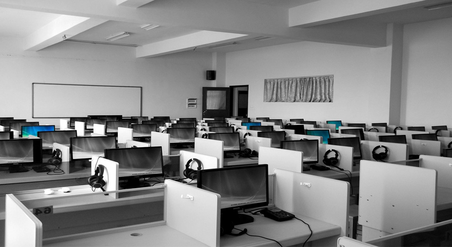 Меблі для кол-центрів: як оптимізувати робочий простір і підвищити продуктивність