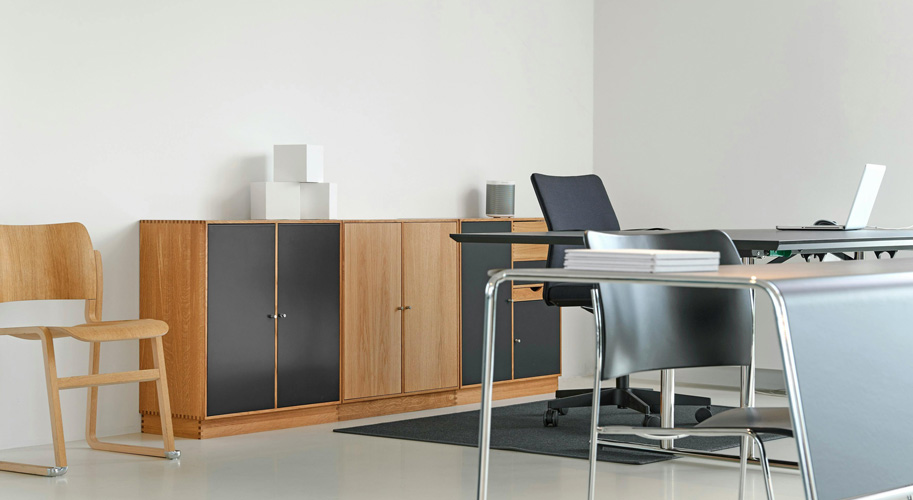 Обзор популярных материалов для офисной мебели: Плюсы и минусы мебели из дерева, металла, пластика.